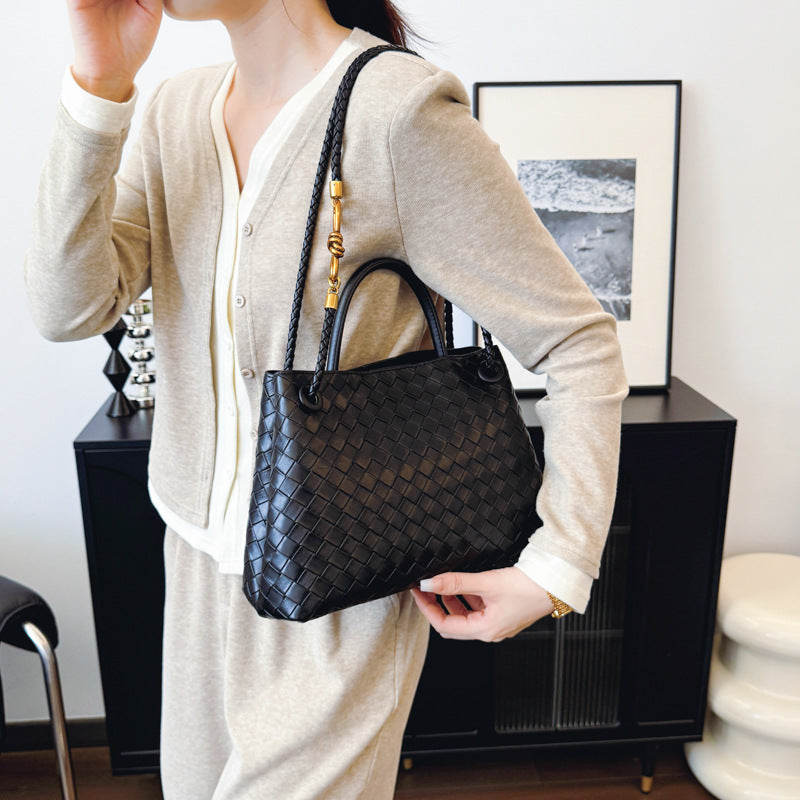 Metal Rope Buckle Woven Shoulder Bag - Retro Commuter Handbag